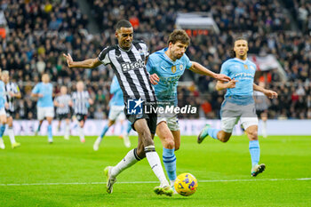 2024-01-13 - Alexander Isak of Newcastle Utd tussles with Ruben Dias of Manchester City during the English championship Premier League football match between Newcastle United and Manchester City on 13 January 2024 at St. James' Park in Newcastle, England - FOOTBALL - ENGLISH CHAMP - NEWCASTLE V MANCHESTER CITY - ENGLISH PREMIER LEAGUE - SOCCER