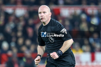 2024-01-30 - Referee Simon Hooper during the English championship Premier League football match between Nottingham Forest and Arsenal on 30 January 2024 at the City Ground in Nottingham, England - FOOTBALL - ENGLISH CHAMP - NOTTINGHAM V ARSENAL - ENGLISH PREMIER LEAGUE - SOCCER