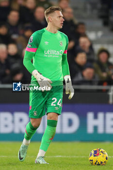 2024-01-30 - Luton Town Goalkeepr Thomas Kaminski during the English championship Premier League football match between Luton Town and Brighton and Hove Albion on 30 January 2024 at Kenilworth Road in Luton, England - FOOTBALL - ENGLISH CHAMP - LUTON TOWN V BRIGHTON - ENGLISH PREMIER LEAGUE - SOCCER