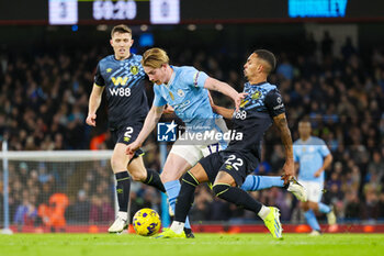 2024-01-31 - Manchester City midfielder Kevin De Bruyne and Vitinho of Burnley during the English championship Premier League football match between Manchester City and Burnley on 31 January 2024 at the Etihad Stadium in Manchester, England - FOOTBALL - ENGLISH CHAMP - MANCHESTER CITY V BURNLEY - ENGLISH PREMIER LEAGUE - SOCCER