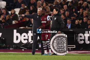 2024-02-01 - Maxwel Cornet of West Ham is instructed by West Ham Manager David Moyes during the English championship Premier League football match between West Ham United and Bournemouth on 1 February 2024 at the London Stadium in London, England - FOOTBALL - ENGLISH CHAMP - WEST HAM V BOURNEMOUTH - ENGLISH PREMIER LEAGUE - SOCCER