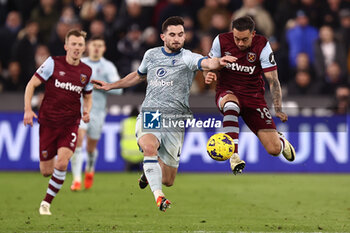 2024-02-01 - Danny Ings of West Ham and Lewis Cook of Bournemouth during the English championship Premier League football match between West Ham United and Bournemouth on 1 February 2024 at the London Stadium in London, England - FOOTBALL - ENGLISH CHAMP - WEST HAM V BOURNEMOUTH - ENGLISH PREMIER LEAGUE - SOCCER