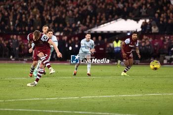 2024-02-01 - James Ward-Prowse of West Ham scores a penalty 1-1 during the English championship Premier League football match between West Ham United and Bournemouth on 1 February 2024 at the London Stadium in London, England - FOOTBALL - ENGLISH CHAMP - WEST HAM V BOURNEMOUTH - ENGLISH PREMIER LEAGUE - SOCCER