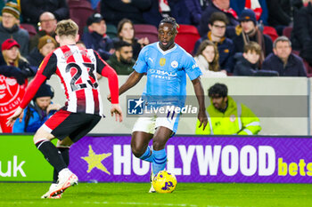 2024-02-05 - Jeremy Doku (11) of Manchester City during the English championship Premier League football match between Brentford and Manchester City on 5 February 2024 at Gtech Community Stadium in Brentford, England - FOOTBALL - ENGLISH CHAMP - BRENTFORD V MANCHESTER CITY - ENGLISH PREMIER LEAGUE - SOCCER
