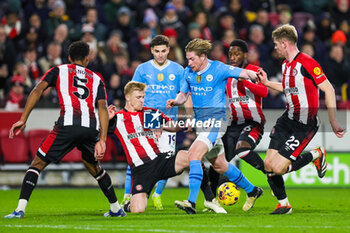 2024-02-05 - Kevin De Bruyne (17) of Manchester City and Ben Mee of Brentford during the English championship Premier League football match between Brentford and Manchester City on 5 February 2024 at Gtech Community Stadium in Brentford, England - FOOTBALL - ENGLISH CHAMP - BRENTFORD V MANCHESTER CITY - ENGLISH PREMIER LEAGUE - SOCCER