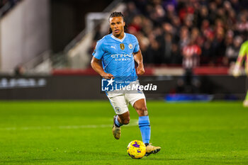 2024-02-05 - Nathan Ake (6) of Manchester City during the English championship Premier League football match between Brentford and Manchester City on 5 February 2024 at Gtech Community Stadium in Brentford, England - FOOTBALL - ENGLISH CHAMP - BRENTFORD V MANCHESTER CITY - ENGLISH PREMIER LEAGUE - SOCCER