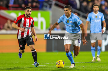 2024-02-05 - Rodri (16) of Manchester City and Neal Maupay of Brentford during the English championship Premier League football match between Brentford and Manchester City on 5 February 2024 at Gtech Community Stadium in Brentford, England - FOOTBALL - ENGLISH CHAMP - BRENTFORD V MANCHESTER CITY - ENGLISH PREMIER LEAGUE - SOCCER