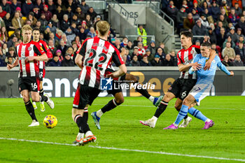 2024-02-05 - Phil Foden (47) of Manchester City scores a goal 1-1, Christian Norgaard of Brentford during the English championship Premier League football match between Brentford and Manchester City on 5 February 2024 at Gtech Community Stadium in Brentford, England - FOOTBALL - ENGLISH CHAMP - BRENTFORD V MANCHESTER CITY - ENGLISH PREMIER LEAGUE - SOCCER