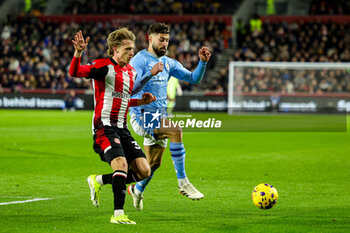 2024-02-05 - Mads Roerslev (30) of Brentford tussles with Josko Gvardiol (24) of Manchester City during the English championship Premier League football match between Brentford and Manchester City on 5 February 2024 at Gtech Community Stadium in Brentford, England - FOOTBALL - ENGLISH CHAMP - BRENTFORD V MANCHESTER CITY - ENGLISH PREMIER LEAGUE - SOCCER