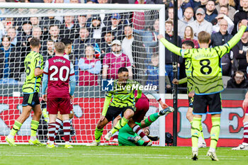 2024-02-12 - William Saliba (2) of Arsenal scores a goal and celebrates 0-1 during the English championship Premier League football match between West Ham United and Arsenal on 11 February 2024 at the London Stadium in London, England - FOOTBALL - ENGLISH CHAMP - WEST HAM V ARSENAL - ENGLISH PREMIER LEAGUE - SOCCER