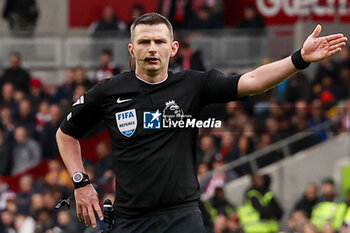 2024-02-17 - Referee Michael Oliver during the English championship Premier League football match between Brentford and Liverpool on 17 February 2024 at Gtech Community Stadium in Brentford, England - FOOTBALL - ENGLISH CHAMP - BRENTFORD V LIVERPOOL - ENGLISH PREMIER LEAGUE - SOCCER