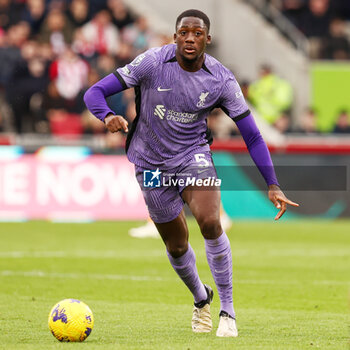 2024-02-17 - Ibrahima Konaté of Liverpool during the English championship Premier League football match between Brentford and Liverpool on 17 February 2024 at Gtech Community Stadium in Brentford, England - FOOTBALL - ENGLISH CHAMP - BRENTFORD V LIVERPOOL - ENGLISH PREMIER LEAGUE - SOCCER