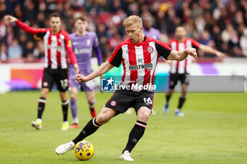 2024-02-17 - Ben Mee of Brentford during the English championship Premier League football match between Brentford and Liverpool on 17 February 2024 at Gtech Community Stadium in Brentford, England - FOOTBALL - ENGLISH CHAMP - BRENTFORD V LIVERPOOL - ENGLISH PREMIER LEAGUE - SOCCER