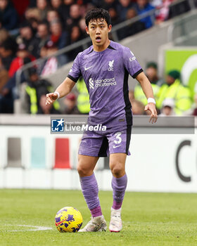 2024-02-17 - Wataru Endo of Liverpool during the English championship Premier League football match between Brentford and Liverpool on 17 February 2024 at Gtech Community Stadium in Brentford, England - FOOTBALL - ENGLISH CHAMP - BRENTFORD V LIVERPOOL - ENGLISH PREMIER LEAGUE - SOCCER
