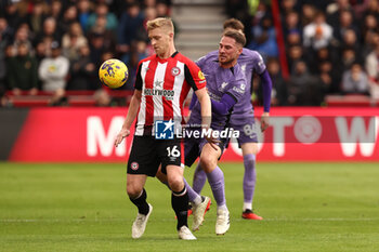 2024-02-17 - Ben Mee of Brentford and Alexis Mac Allister of Liverpool during the English championship Premier League football match between Brentford and Liverpool on 17 February 2024 at Gtech Community Stadium in Brentford, England - FOOTBALL - ENGLISH CHAMP - BRENTFORD V LIVERPOOL - ENGLISH PREMIER LEAGUE - SOCCER