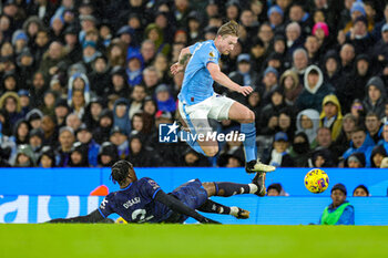 2024-02-18 - Kevin De Bruyne (17) of Manchester City avoids the challenge from Axel Disasi (2) of Chelsea during the English championship Premier League football match between Manchester City and Chelsea on 17 February 2024 at the Etihad Stadium in Manchester, England - FOOTBALL - ENGLISH CHAMP - MANCHESTER CITY V CHELSEA - ENGLISH PREMIER LEAGUE - SOCCER
