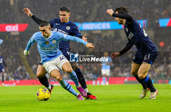 2024-02-18 - Phil Foden (47) of Manchester City tussles with Enzo Fernandez (8) of Chelsea during the English championship Premier League football match between Manchester City and Chelsea on 17 February 2024 at the Etihad Stadium in Manchester, England - FOOTBALL - ENGLISH CHAMP - MANCHESTER CITY V CHELSEA - ENGLISH PREMIER LEAGUE - SOCCER