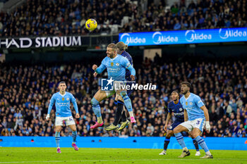 2024-02-18 - Kyle Walker (2) of Manchester City heads clear during the English championship Premier League football match between Manchester City and Chelsea on 17 February 2024 at the Etihad Stadium in Manchester, England - FOOTBALL - ENGLISH CHAMP - MANCHESTER CITY V CHELSEA - ENGLISH PREMIER LEAGUE - SOCCER