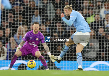 2024-02-20 - Erling Haaland of Manchester City scores a goal 1-0 during the English championship Premier League football match between Manchester City and Brentford on 20 February 2024 at the Etihad Stadium in Manchester, England - FOOTBALL - ENGLISH CHAMP - MANCHESTER CITY V BRENTFORD - ENGLISH PREMIER LEAGUE - SOCCER