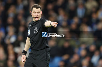 2024-02-20 - Referee Darren England during the English championship Premier League football match between Manchester City and Brentford on 20 February 2024 at the Etihad Stadium in Manchester, England - FOOTBALL - ENGLISH CHAMP - MANCHESTER CITY V BRENTFORD - ENGLISH PREMIER LEAGUE - SOCCER