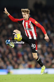 2024-02-20 - Mads Roerslev of Brentford during the English championship Premier League football match between Manchester City and Brentford on 20 February 2024 at the Etihad Stadium in Manchester, England - FOOTBALL - ENGLISH CHAMP - MANCHESTER CITY V BRENTFORD - ENGLISH PREMIER LEAGUE - SOCCER