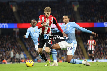 2024-02-20 - Mads Roerslev of Brentford and Manuel Akanji of Manchester City during the English championship Premier League football match between Manchester City and Brentford on 20 February 2024 at the Etihad Stadium in Manchester, England - FOOTBALL - ENGLISH CHAMP - MANCHESTER CITY V BRENTFORD - ENGLISH PREMIER LEAGUE - SOCCER