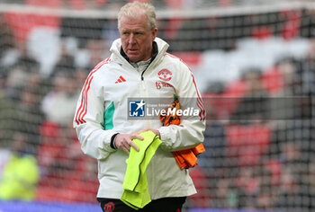 2024-02-24 - Manchester United Assistant Manager Steve McLaren during the English championship Premier League football match between Manchester United and Fulham on 24 February 2024 at Old Trafford in Manchester, England - FOOTBALL - ENGLISH CHAMP - MANCHESTER UNITED V FULHAM - ENGLISH PREMIER LEAGUE - SOCCER
