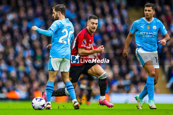 2024-03-04 - Diogo Dalot (20) of Manchester United and Bernardo Silva (20) of Manchester City during the English championship Premier League football match between Manchester City and Manchester United on 3 March 2024 at the Etihad Stadium in Manchester, England - FOOTBALL - ENGLISH CHAMP - MANCHESTER CITY V MANCHESTER UNITED - ENGLISH PREMIER LEAGUE - SOCCER