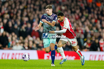 2024-03-10 - Reiss Nelson (24) of Arsenal battles with Vitaly Janelt (27) of Brentford during the English championship Premier League football match between Arsenal and Brentford on 9 March 2024 at the Emirates Stadium in London, England - FOOTBALL - ENGLISH CHAMP - ARSENAL V BRENTFORD - ENGLISH PREMIER LEAGUE - SOCCER