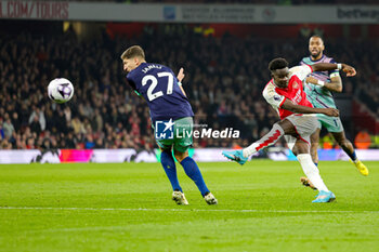 2024-03-10 - Bukayo Saka (7) of Arsenal shoots during the English championship Premier League football match between Arsenal and Brentford on 9 March 2024 at the Emirates Stadium in London, England - FOOTBALL - ENGLISH CHAMP - ARSENAL V BRENTFORD - ENGLISH PREMIER LEAGUE - SOCCER