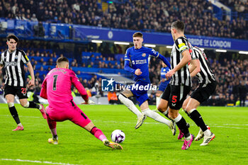 2024-03-12 - Cole Palmer (20) of Chelsea and Martin Dubravka of Newcastle during the English championship Premier League football match between Chelsea and Newcastle United on 11 March 2024 at Stamford Bridge in London, England - FOOTBALL - ENGLISH CHAMP - CHELSEA V NEWCASTLE - ENGLISH PREMIER LEAGUE - SOCCER
