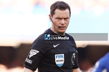 2024-03-30 - Referee Darren England during the English championship Premier League football match between Chelsea and Burnley on 30 March 2024 at Stamford Bridge in London, England - FOOTBALL - ENGLISH CHAMP - CHELSEA V BURNLEY - ENGLISH PREMIER LEAGUE - SOCCER