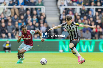 2024-03-30 - West Ham United FC midfielder Mohammed Kudus (14) and Newcastle United FC defender Tino Livramento (21) during the English championship Premier League football match between Newcastle United and West Ham United on 30 March 2024 at St James's Park in Newcastle, England - FOOTBALL - ENGLISH CHAMP - NEWCASTLE V WEST HAM - ENGLISH PREMIER LEAGUE - SOCCER