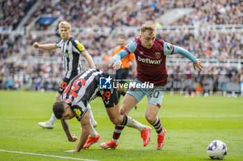 2024-03-30 - Newcastle United FC midfielder Bruno Guimaraes (39) and West Ham United FC forward Jarrod Bowen during the English championship Premier League football match between Newcastle United and West Ham United on 30 March 2024 at St James's Park in Newcastle, England - FOOTBALL - ENGLISH CHAMP - NEWCASTLE V WEST HAM - ENGLISH PREMIER LEAGUE - SOCCER