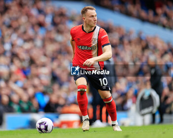 2024-04-13 - Cauley Woodrow (10) of Luton Town during the English championship Premier League football match between Manchester City and Luton Town on 13 April 2024 at the Etihad Stadium in Manchester, England - FOOTBALL - ENGLISH CHAMP - MANCHESTER CITY V LUTON TOWN - ENGLISH PREMIER LEAGUE - SOCCER