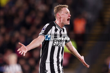 2024-04-24 - Sean Longstaff of Newcastle United protests during the English championship Premier League football match between Crystal Palace and Newcastle United on 24 April 2024 at Selhurst Park in London, England - FOOTBALL - ENGLISH CHAMP - CRYSTAL PALACE V NEWCASTLE - ENGLISH PREMIER LEAGUE - SOCCER