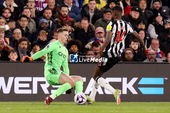 2024-04-24 - Dean Henderson of Crystal Palace saves from Alexander Isak of Newcastle during the English championship Premier League football match between Crystal Palace and Newcastle United on 24 April 2024 at Selhurst Park in London, England - FOOTBALL - ENGLISH CHAMP - CRYSTAL PALACE V NEWCASTLE - ENGLISH PREMIER LEAGUE - SOCCER