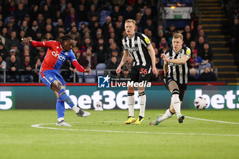 2024-04-24 - Eberechi Eze of Crystal Palace shoots during the English championship Premier League football match between Crystal Palace and Newcastle United on 24 April 2024 at Selhurst Park in London, England - FOOTBALL - ENGLISH CHAMP - CRYSTAL PALACE V NEWCASTLE - ENGLISH PREMIER LEAGUE - SOCCER