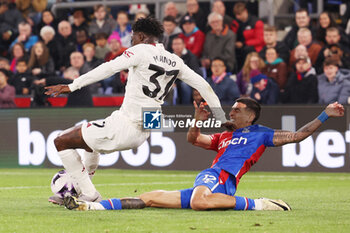 06/05/2024 - Daniel Munoz of Crystal Palace tackles Kobbie Mainoo of Manchester United during the English championship Premier League football match between Crystal Palace and Manchester United on 6 May 2024 at Selhurst Park in London, England - FOOTBALL - ENGLISH CHAMP - CRYSTAL PALACE V MANCHESTER UNITED - ENGLISH PREMIER LEAGUE - CALCIO