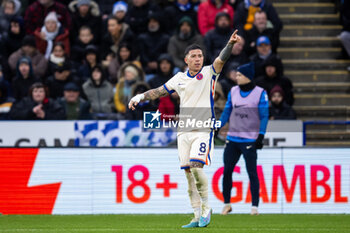 2024-11-23 - Chelsea midfielder Enzo Fernandez (8) celebrates his goal 2-0 during the English championship Premier League football match between Leicester City and Chelsea on 23 November 2024 at the King Power Stadium in Leicester, England - FOOTBALL - ENGLISH CHAMP - LEICESTER V CHELSEA - ENGLISH PREMIER LEAGUE - SOCCER