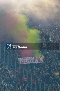 2024-02-22 - Banner for Assange during the UEFA Europa League 2023-2024 football match between AS Roma and Feyenoord at the Olympic Stadium in Rome on February 22, 2024. - AS ROMA VS FEYENOORD - UEFA EUROPA LEAGUE - SOCCER