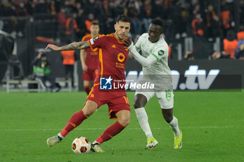 2024-02-22 - Leandro Paredes (AS Roma); Yankuba Minteh (Feyenoord); during the UEFA Europa League 2023-2024 football match between AS Roma and Feyenoord at the Olympic Stadium in Rome on February 22, 2024. - AS ROMA VS FEYENOORD - UEFA EUROPA LEAGUE - SOCCER