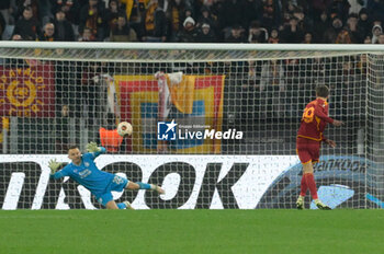 2024-02-22 - Nicola Zalewski (AS Roma); scores the decisive penalty kick to advance to the next round during the UEFA Europa League 2023-2024 football match between AS Roma and Feyenoord at the Olympic Stadium in Rome on February 22, 2024. - AS ROMA VS FEYENOORD - UEFA EUROPA LEAGUE - SOCCER