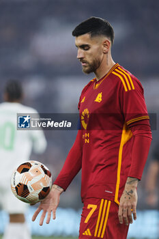 2024-02-22 - Lorenzo Pellegrini of Roma holds the official match ball during the UEFA Europa League, Play-off, 2nd leg football match between AS Roma and Feyenoord on February 22, 2024 at Stadio Olimpico in Rome, Italy - FOOTBALL - EUROPA LEAGUE - ROMA V FEYENOORD - UEFA EUROPA LEAGUE - SOCCER