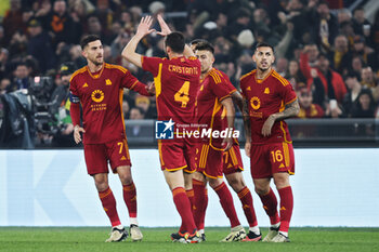 2024-02-22 - Lorenzo Pellegrini of Roma celebrates with his teammates after scoring 1-1 goal during the UEFA Europa League, Play-off, 2nd leg football match between AS Roma and Feyenoord on February 22, 2024 at Stadio Olimpico in Rome, Italy - FOOTBALL - EUROPA LEAGUE - ROMA V FEYENOORD - UEFA EUROPA LEAGUE - SOCCER