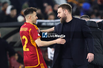 2024-02-22 - Daniele De Rossi head coach of Roma congratulates Stephan El Shaarawy during the UEFA Europa League, Play-off, 2nd leg football match between AS Roma and Feyenoord on February 22, 2024 at Stadio Olimpico in Rome, Italy - FOOTBALL - EUROPA LEAGUE - ROMA V FEYENOORD - UEFA EUROPA LEAGUE - SOCCER