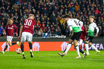 2024-03-08 - Dominik Szoboszlai (8) of Liverpool scores a goal 1-5 during the UEFA Europa League, Round of 16, 1st leg football match between Sparta Prague and Liverpool on 7 March 2024 at epet ARENA in Prague, Czech Republic - FOOTBALL - EUROPA LEAGUE - SPARTA PRAGUE V LIVERPOOL - UEFA EUROPA LEAGUE - SOCCER