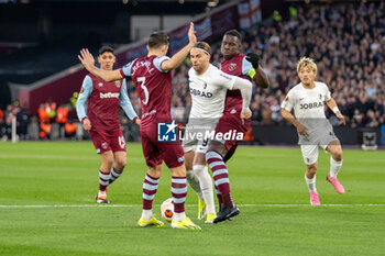2024-03-14 - SC Freiburg forward Lucas Holer (9) in duel with Aaron Cresswell (3) and Kurt Zouma (4) of West Ham United during the UEFA Europa League, Round of 16, 2nd leg football match between West Ham United and SC Freiburg on 14 March 2024 at the London Stadium in London, England - FOOTBALL - EUROPA LEAGUE - WEST HAM V FREIBURG - UEFA EUROPA LEAGUE - SOCCER