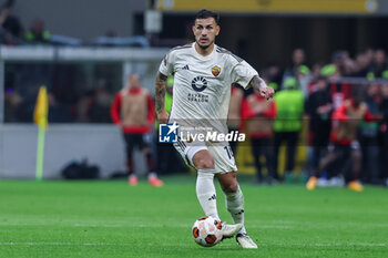 2024-04-11 - Leandro Paredes of AS Roma seen in action during UEFA Europa League 2023/24 Quarter Finals - 1st  leg football match between AC Milan and AS Roma at San Siro Stadium, Milan, Italy on April 11, 2024 - AC MILAN VS AS ROMA - UEFA EUROPA LEAGUE - SOCCER
