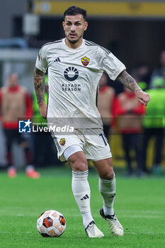 2024-04-11 - Leandro Paredes of AS Roma seen in action during UEFA Europa League 2023/24 Quarter Finals - 1st  leg football match between AC Milan and AS Roma at San Siro Stadium, Milan, Italy on April 11, 2024 - AC MILAN VS AS ROMA - UEFA EUROPA LEAGUE - SOCCER